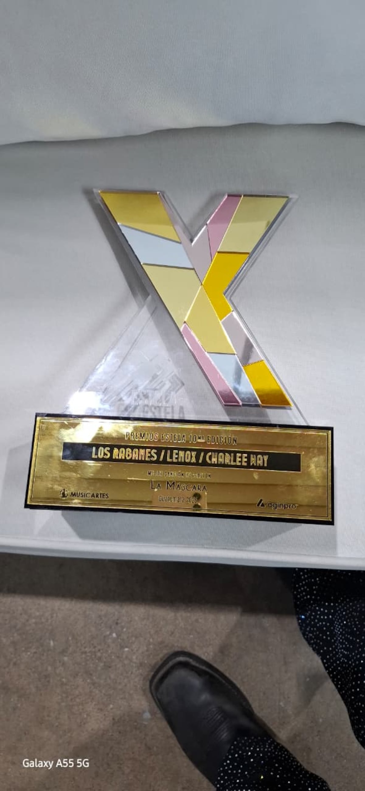 Otro premio pa’ la casa: Los Rabanes se llevan premio en los Premios Estela