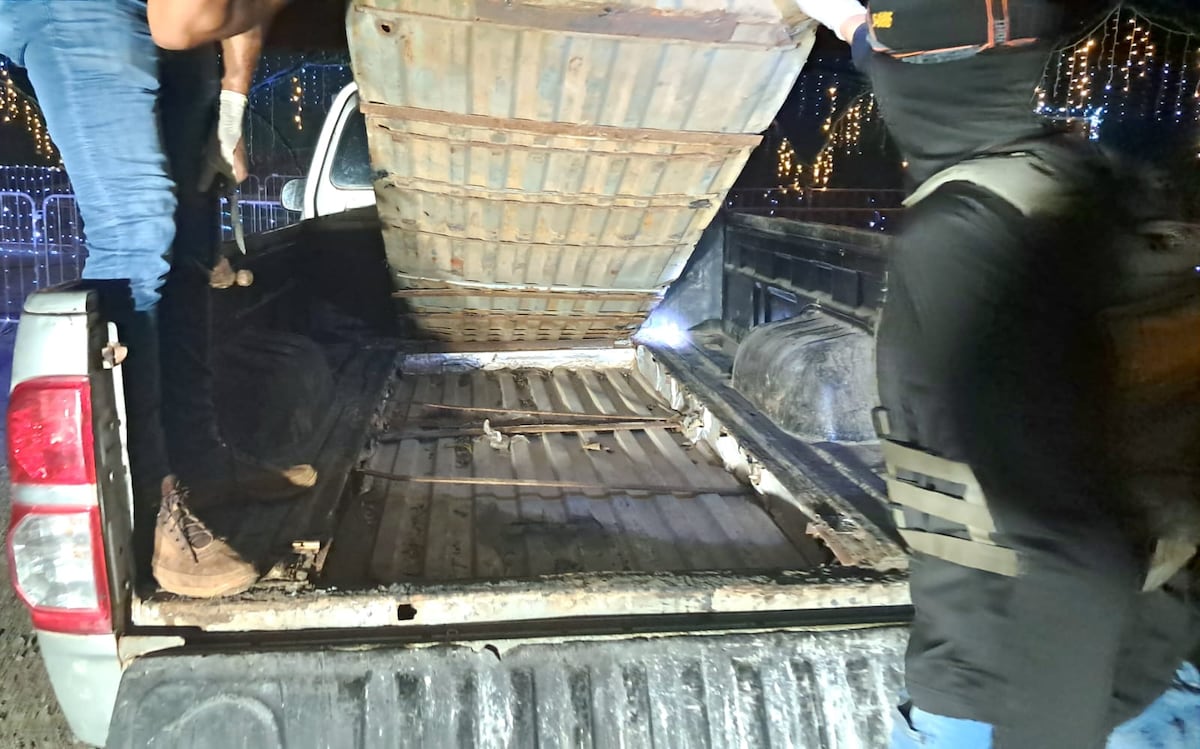 Frenan auto con doble fondo en Tanara; dos terminan esposados