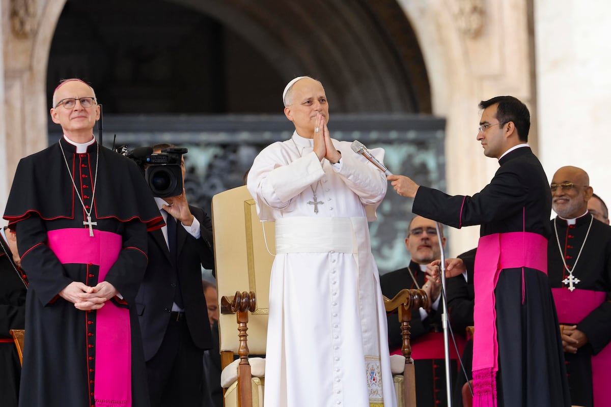 León XIV vuelve al papamóvil y recibe una ovación en el Vaticano