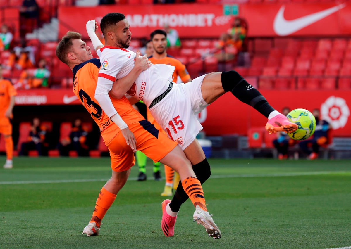 Sevilla hace los deberes ante el Valencia y se acerca al Barcelona y el Madrid