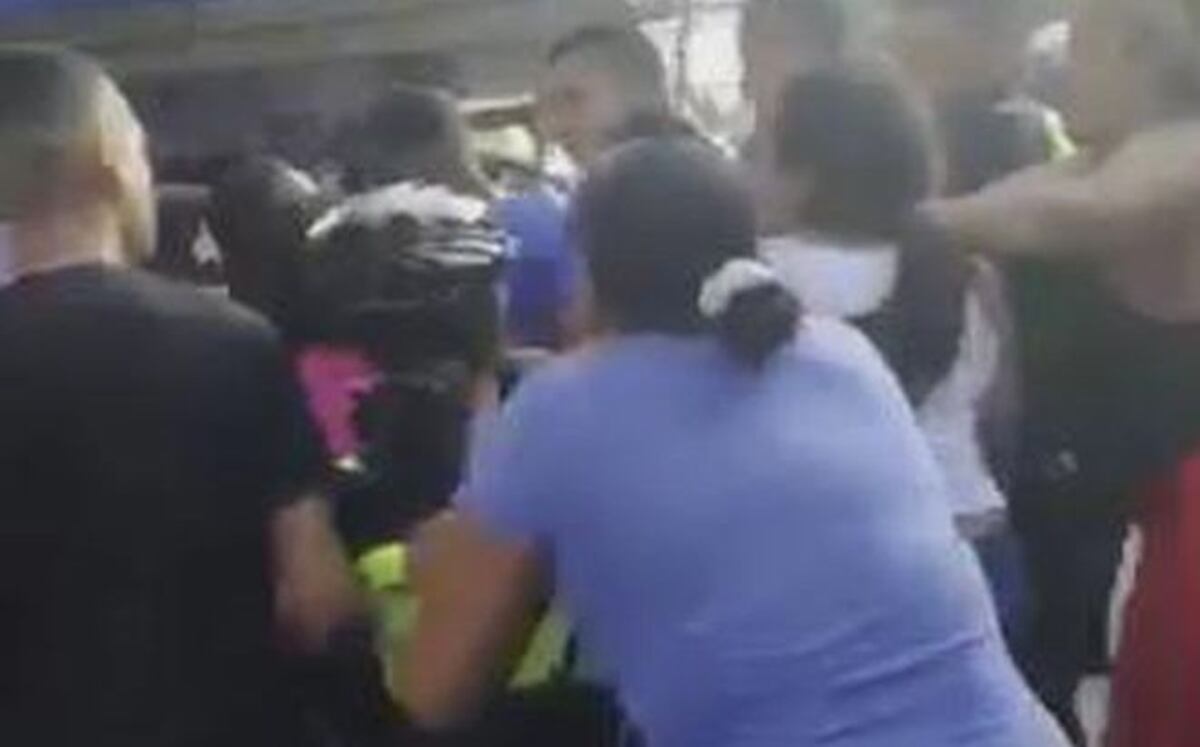 ¡AY, POR DIOS! Le entran a puños a una mujer policía en Calidonia|VIDEOS