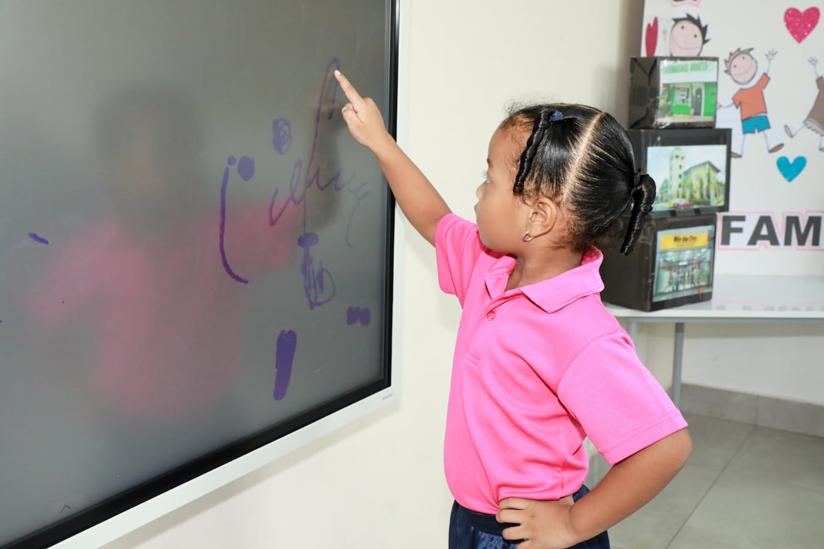 De jugar a programar: así aprenden niños panameños con robots desde los 3 años