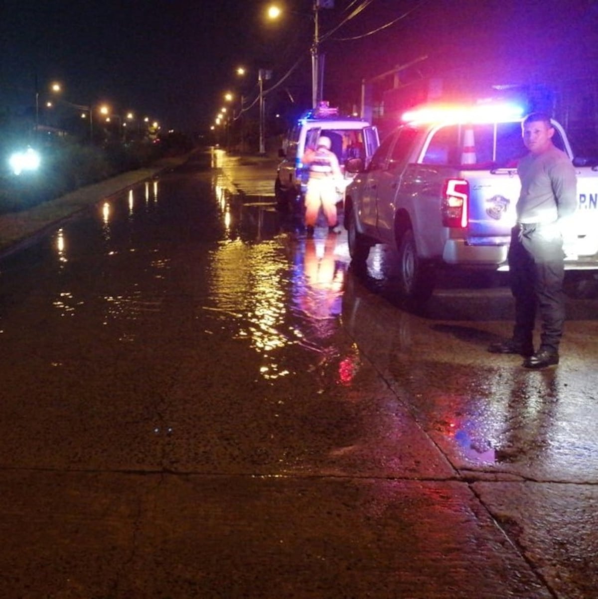 Dos niñas caen en alcantarillado en el sector de Pacora. La lluvia obstaculiza su rescate 