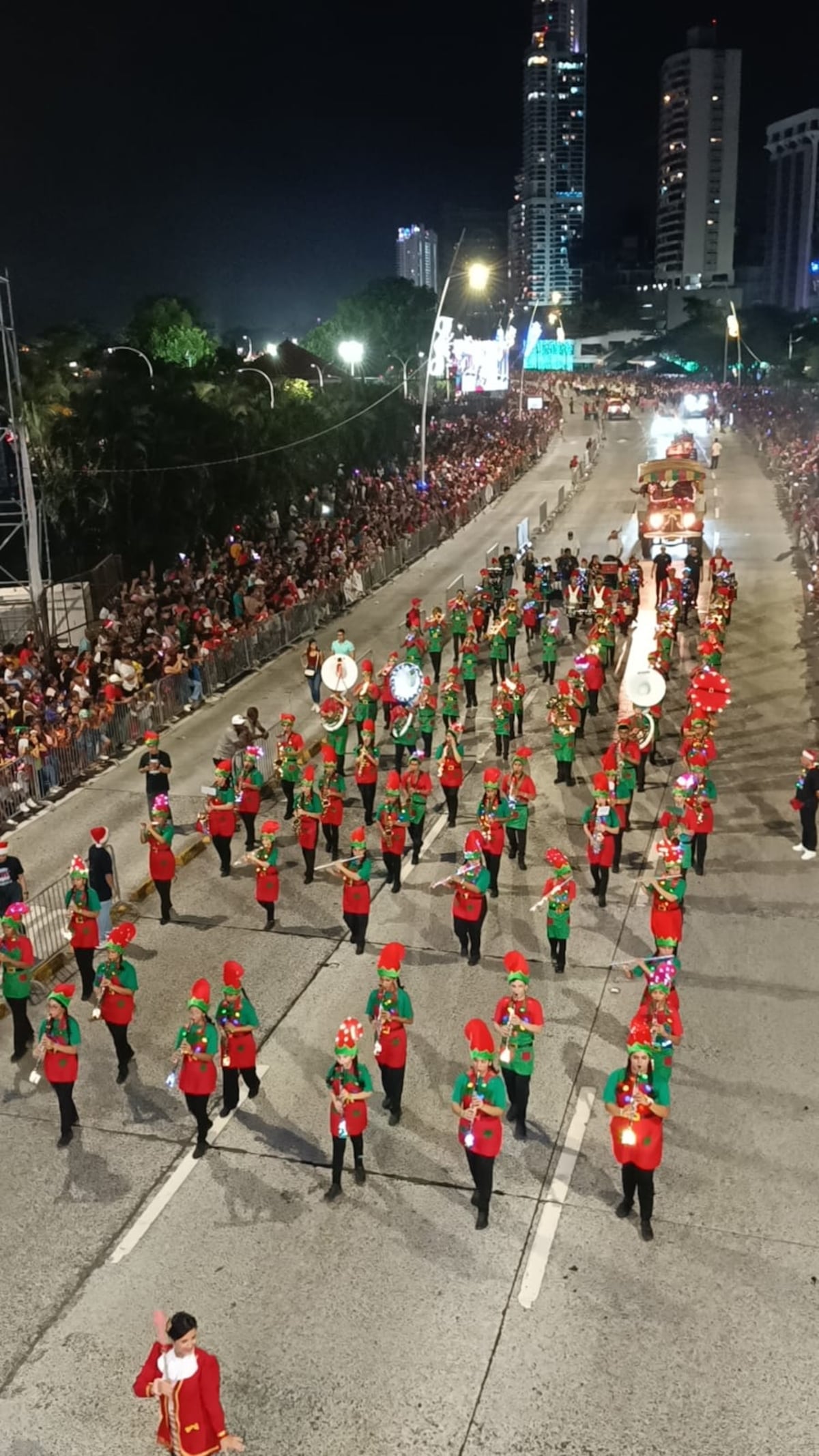 Magia en la Cinta Costera: El desfile navideño cautiva a la multitud y da Inicio a las celebraciones decembrinas en la capital
