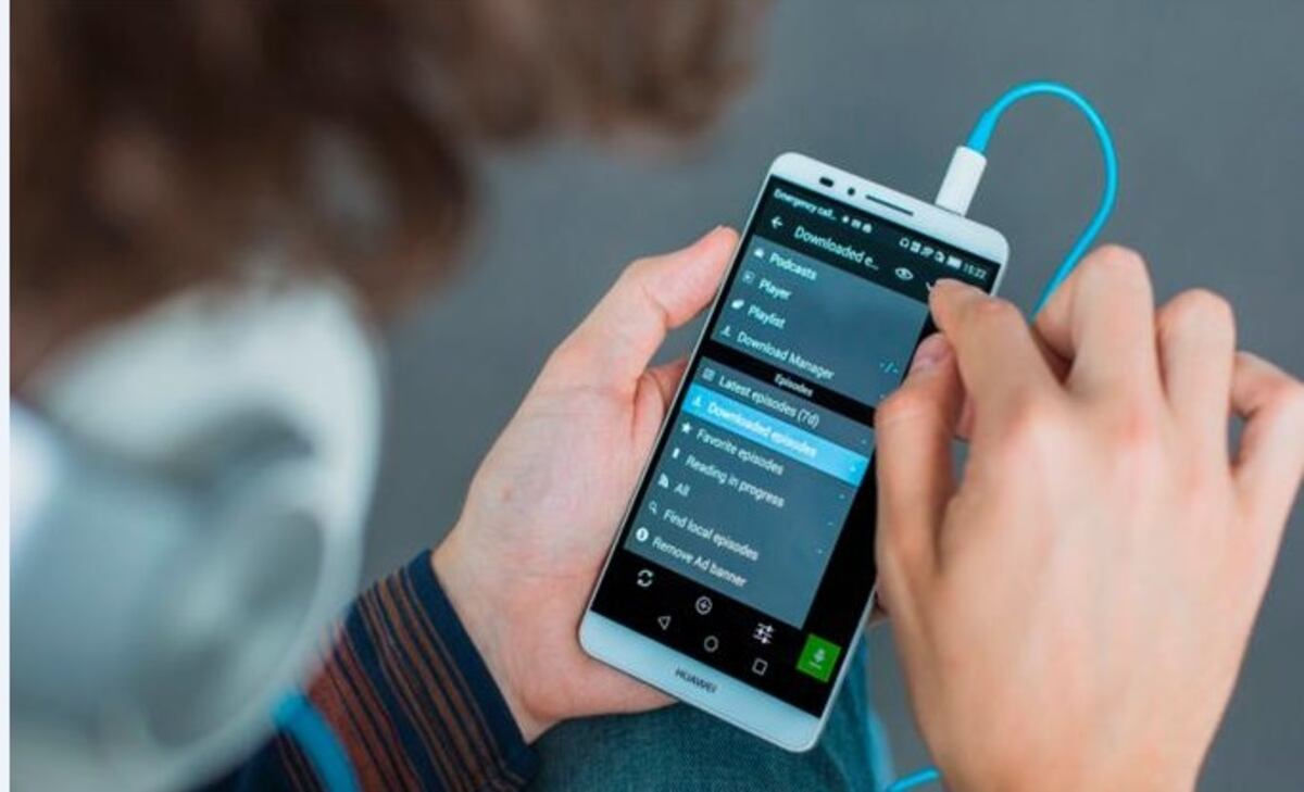 Joven muere por usar los auriculares mientras se cargaban