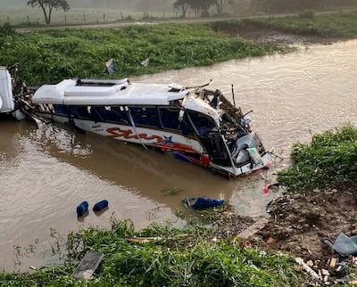 ¡Tragedia vallenata! Bus del cantante Kbeto Zuleta choca, cae al río, mueren dos músicos y otros están heridos