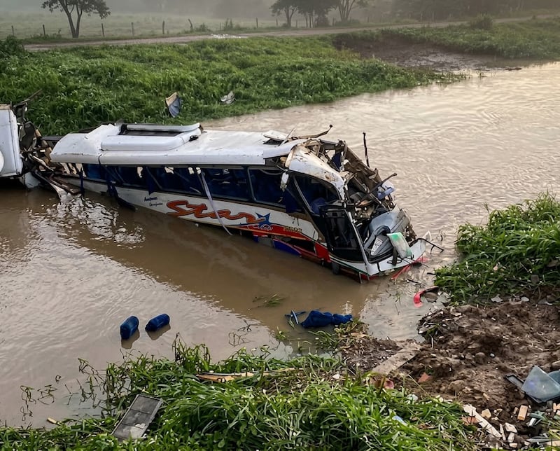 Tragedia en el vallenato: a cuatro aumentan los muertos tras el accidente del bus del cantante Zuleta