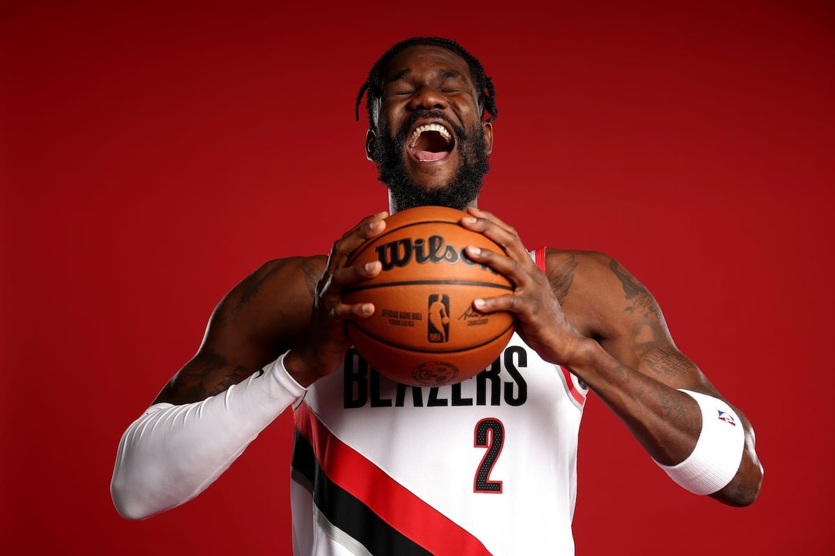 Lakers refuerzan la pintura con el gigante Deandre Ayton