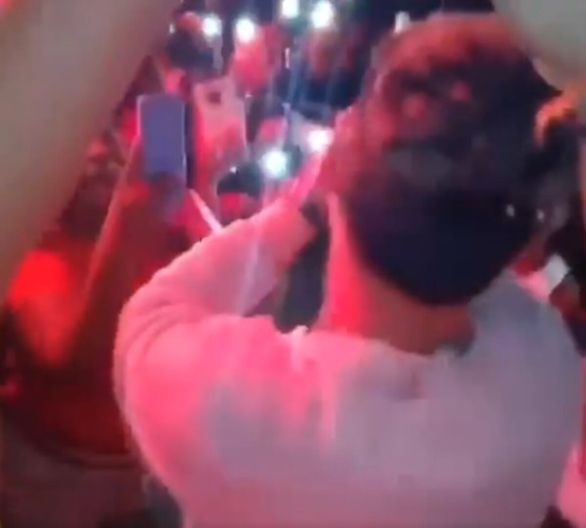 Siguen los ‘parking’. Circula video de otra supuesta rumba la noche de este sábado, con artistas en tarima. Video
