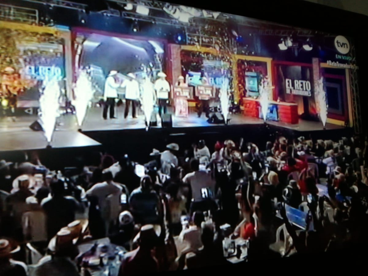 Coclé se llevó el triunfo. Ganador de El Reto de Trovadores muestra su premio. Video