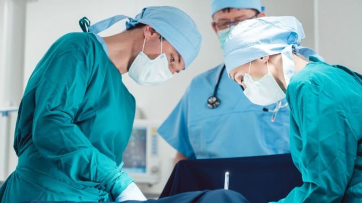 Realizan cesárea a bebé recién nacida 'embarazada' del feto de su hermano gemelo