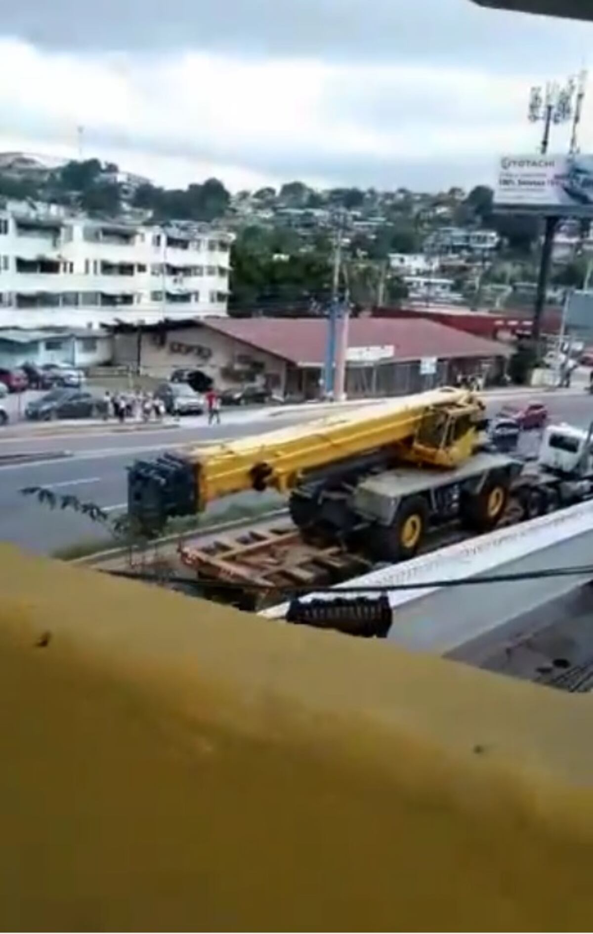 Cierran el puente vehicular de Las Colinas, San Miguelito, por golpe de grúa