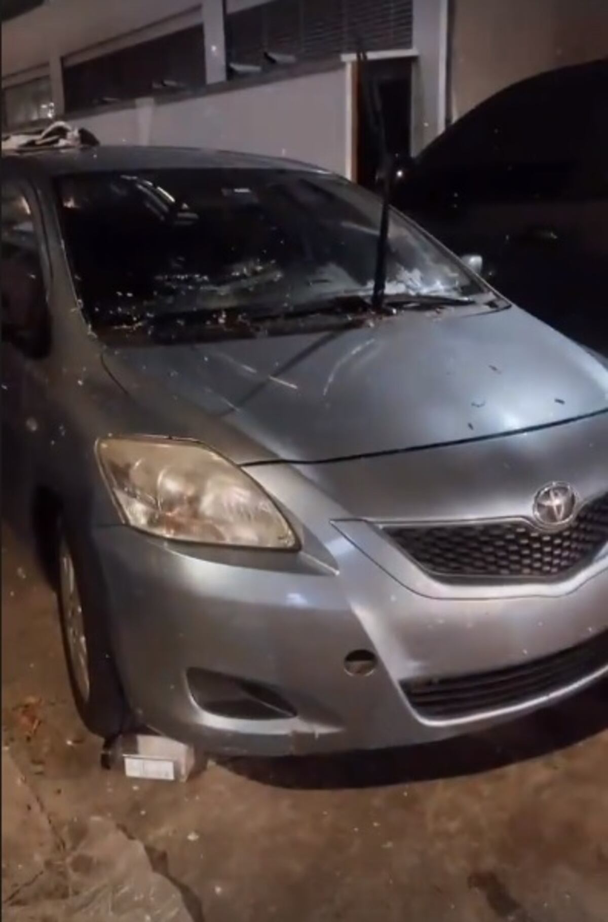 Le tiran gusanos. Vandalizan auto de presentadora de TV Clarissa Ábrego. Video
