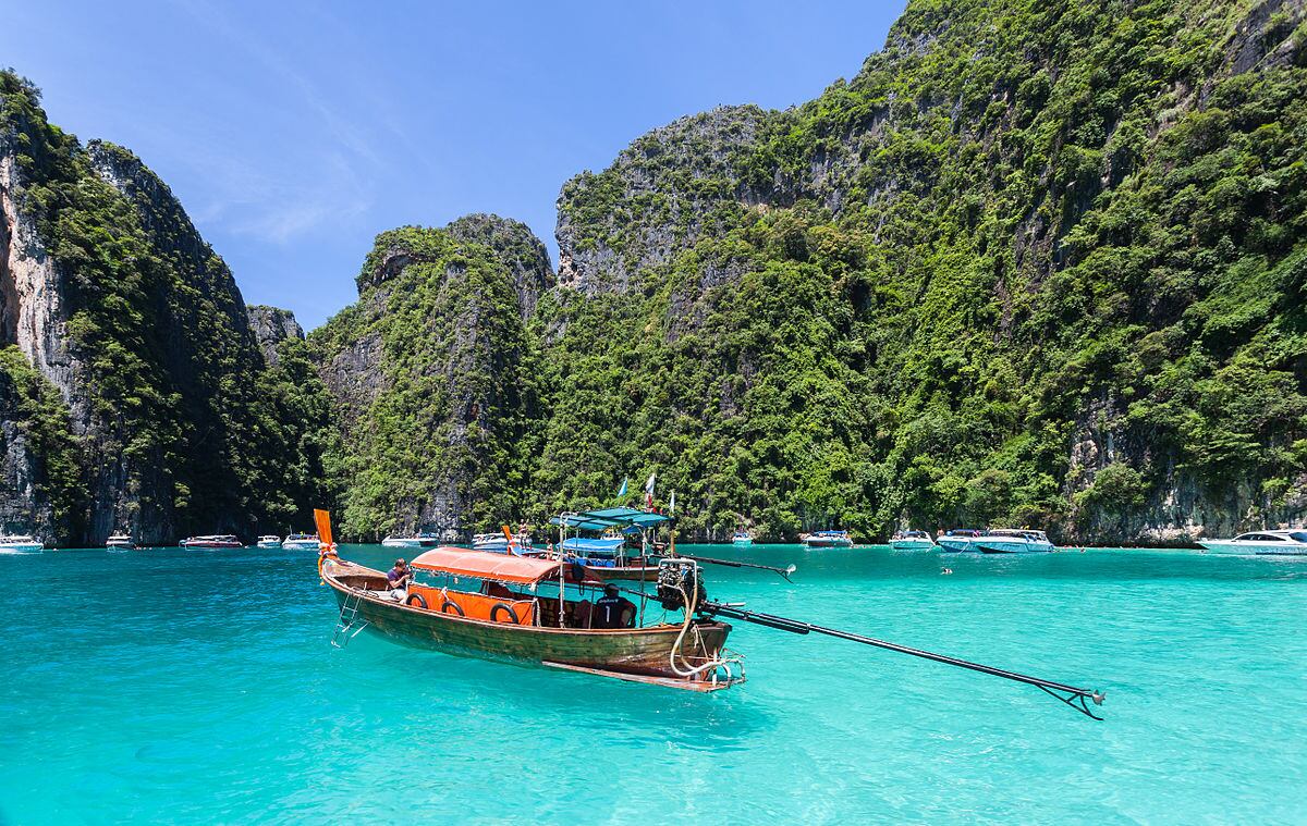 Tailandia cierra su célebre bahía por impacto negativo del turismo a ecosistema