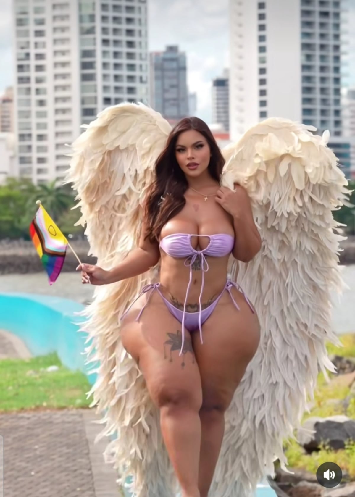 Arcoíris en la Cinta Costera: La estrella de OnlyFans, Gracie Bon Lidera el Orgullo en Panamá