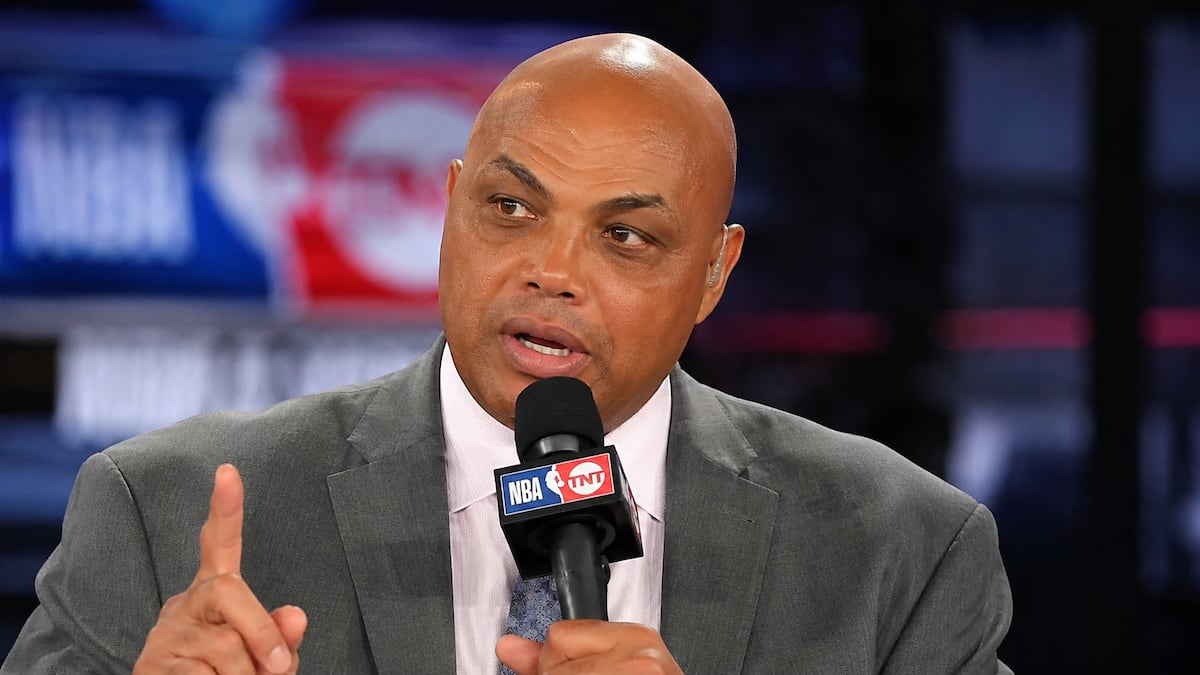 Charles Barkley cuestiona silencio de WNBA sobre atletas transgénero