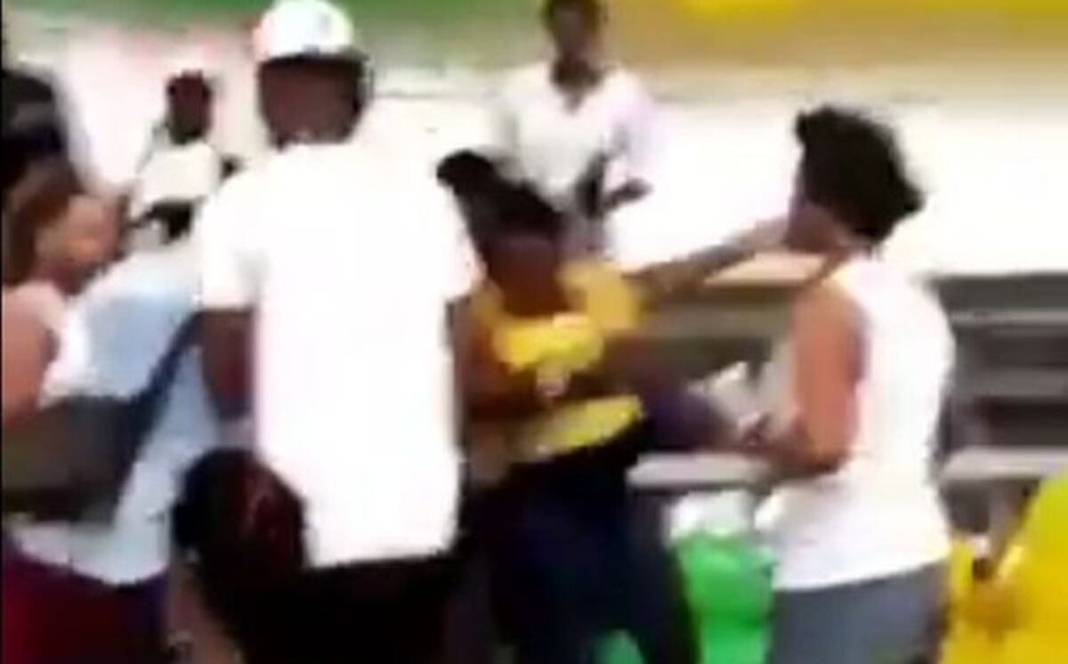 Trifulca en reinado de etnia negra.No le gustó el veredicto y se formó la locura