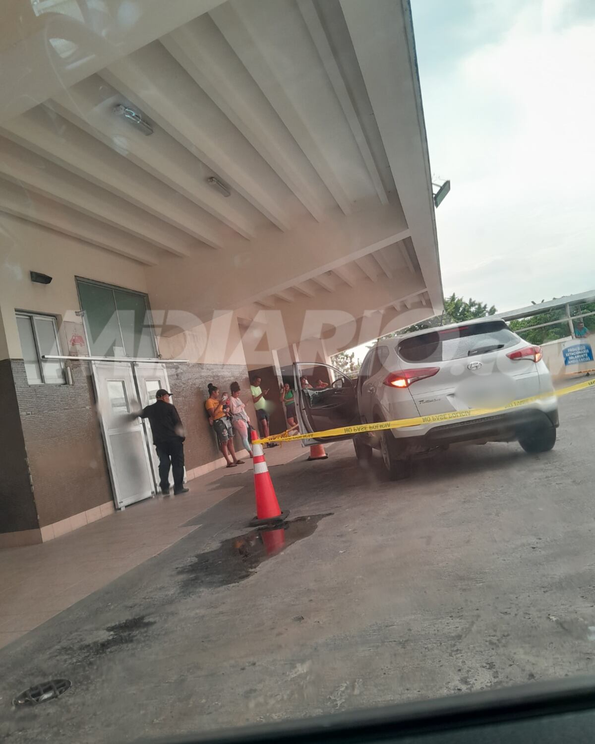 Llegó más muerto que vivo: Joven ‘guapo’ llega a hospital con el estómago lleno de balas y le da la llave de su carro a la doctora