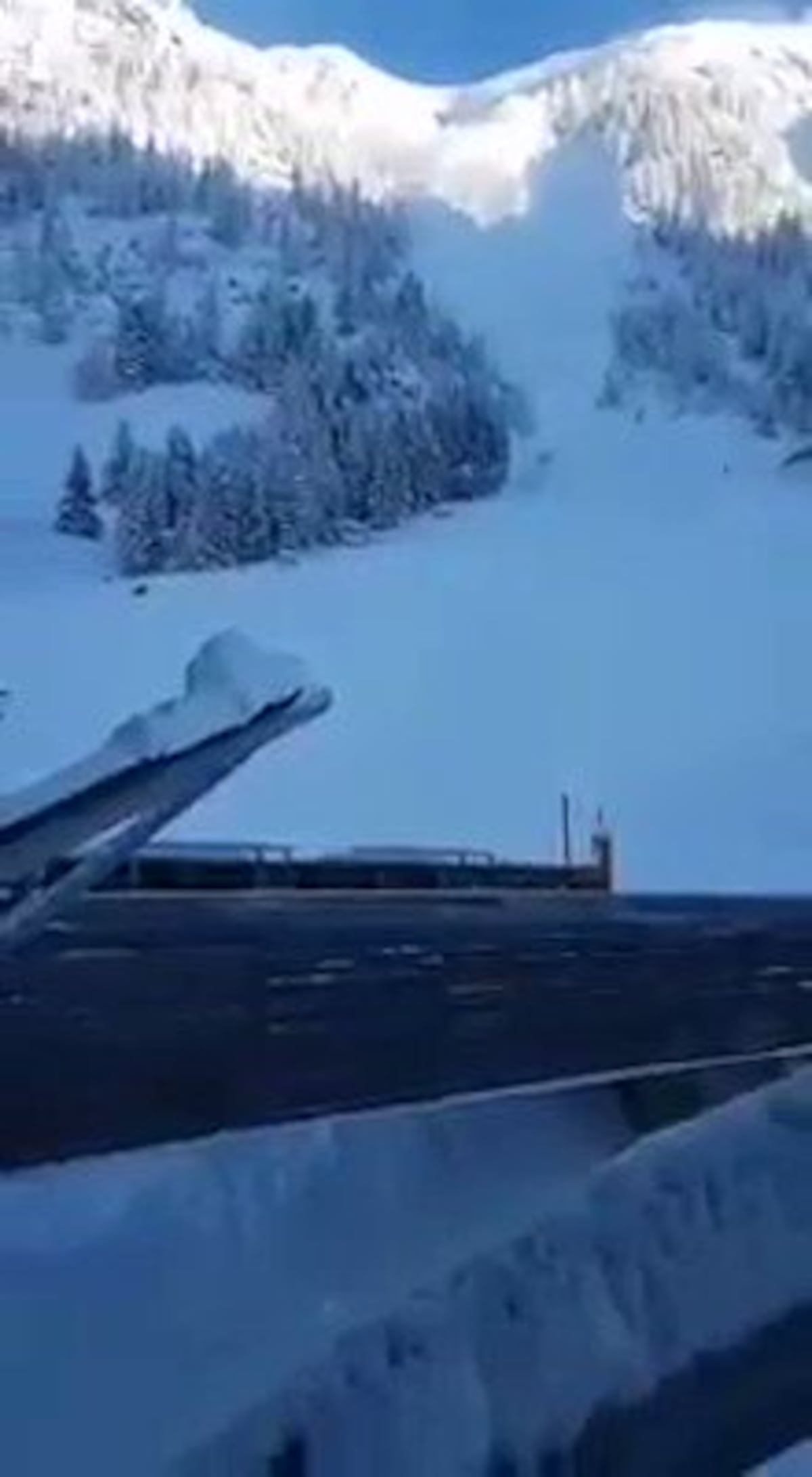 Una avalancha de 300 metros de ancho sepultó un hotel en los Alpes