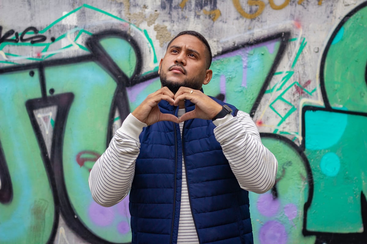 SF Music, un cantante de música cristiana que promueve la fe y alaba a Dios a través de la música + Video