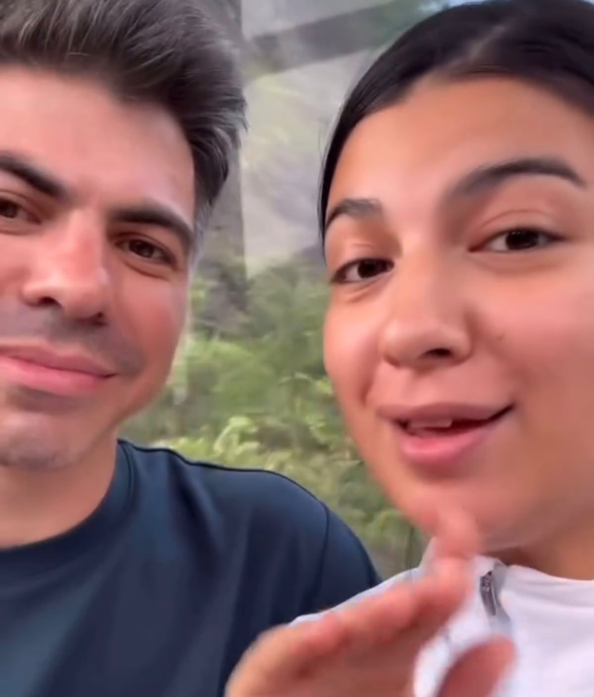 ‘El pintalabios, toque de rímel’. Ana Elisa Miranda, ex Canta Conmigo de 27 años, y Richard Morales, político de 43, gritan su amor desde China