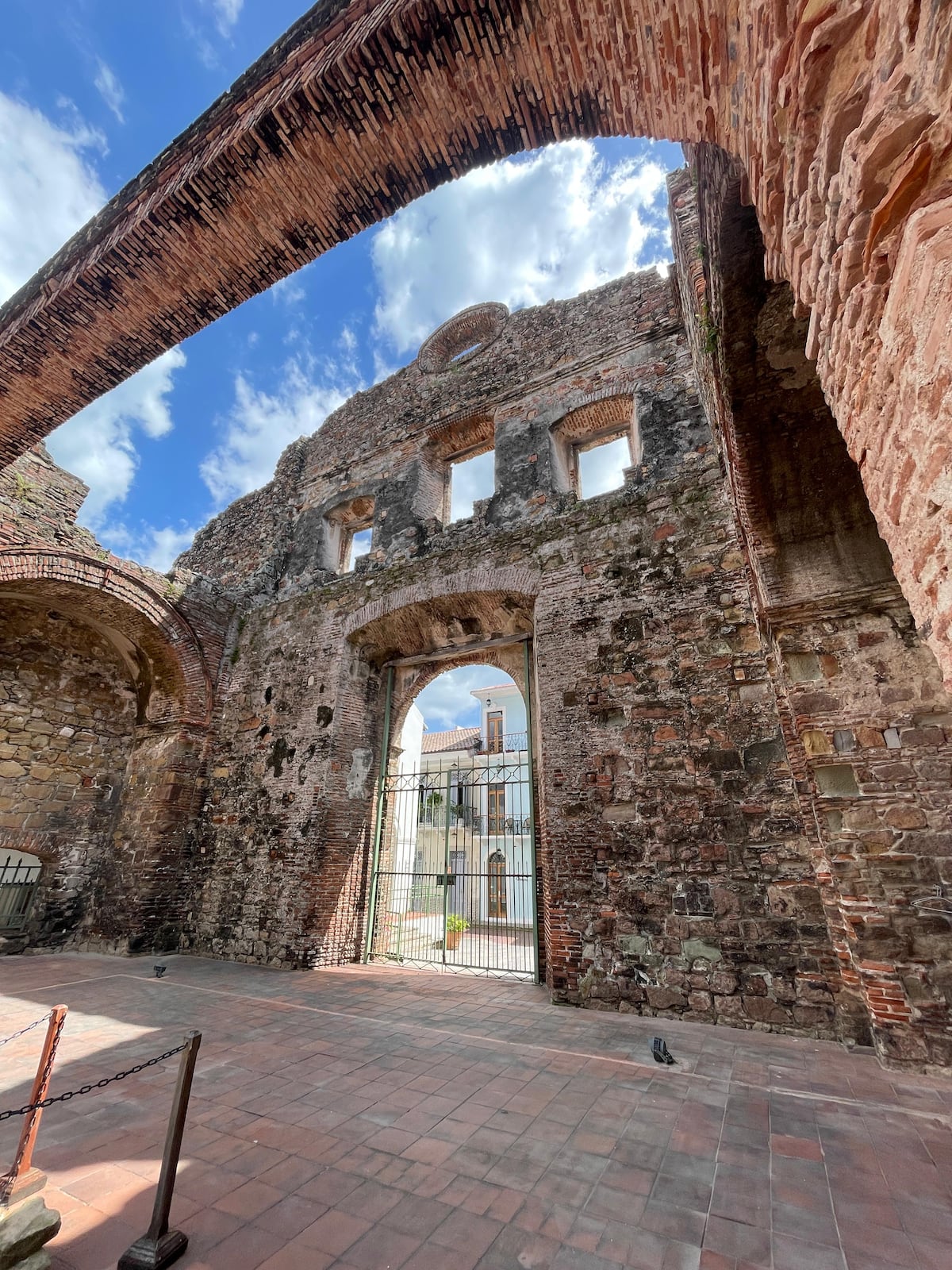Iglesia de Santo Domingo: símbolo de supervivencia a incendios e historia con el icónico Arco Chato