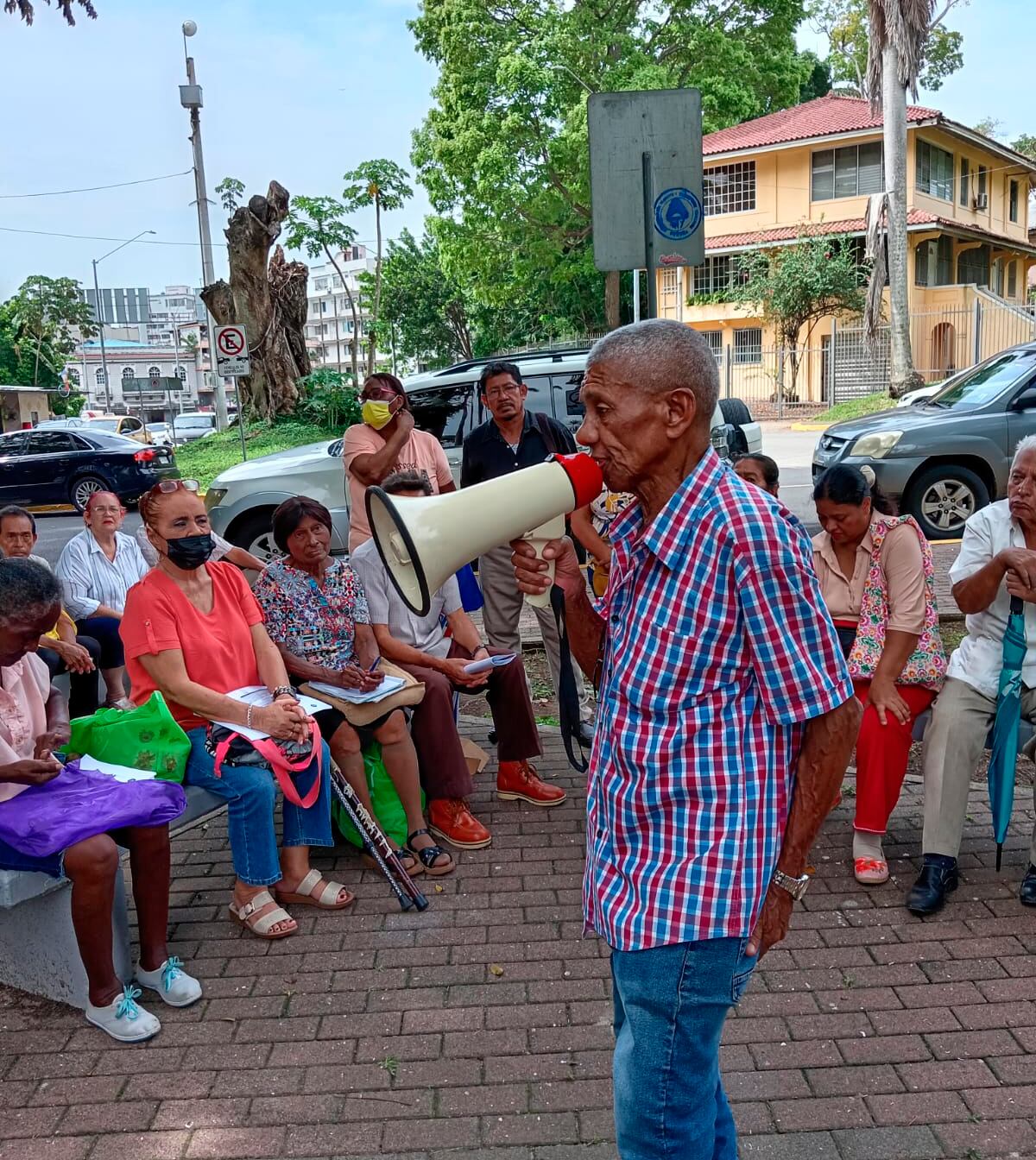 Jubilados exigen fallo urgente para pago de décimos y aumento de pensiones