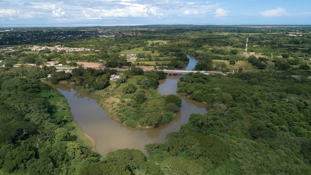 Grave informe confirma pesticidas cancerígenos en el río La Villa: Alcalde denuncia años de abandono