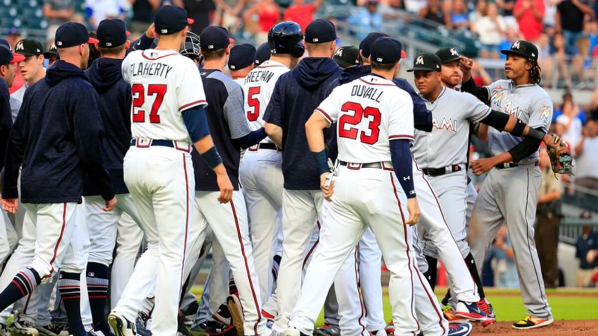 Los Bravos del panameño Camargo casi linchan a lanzador tras pelotazo