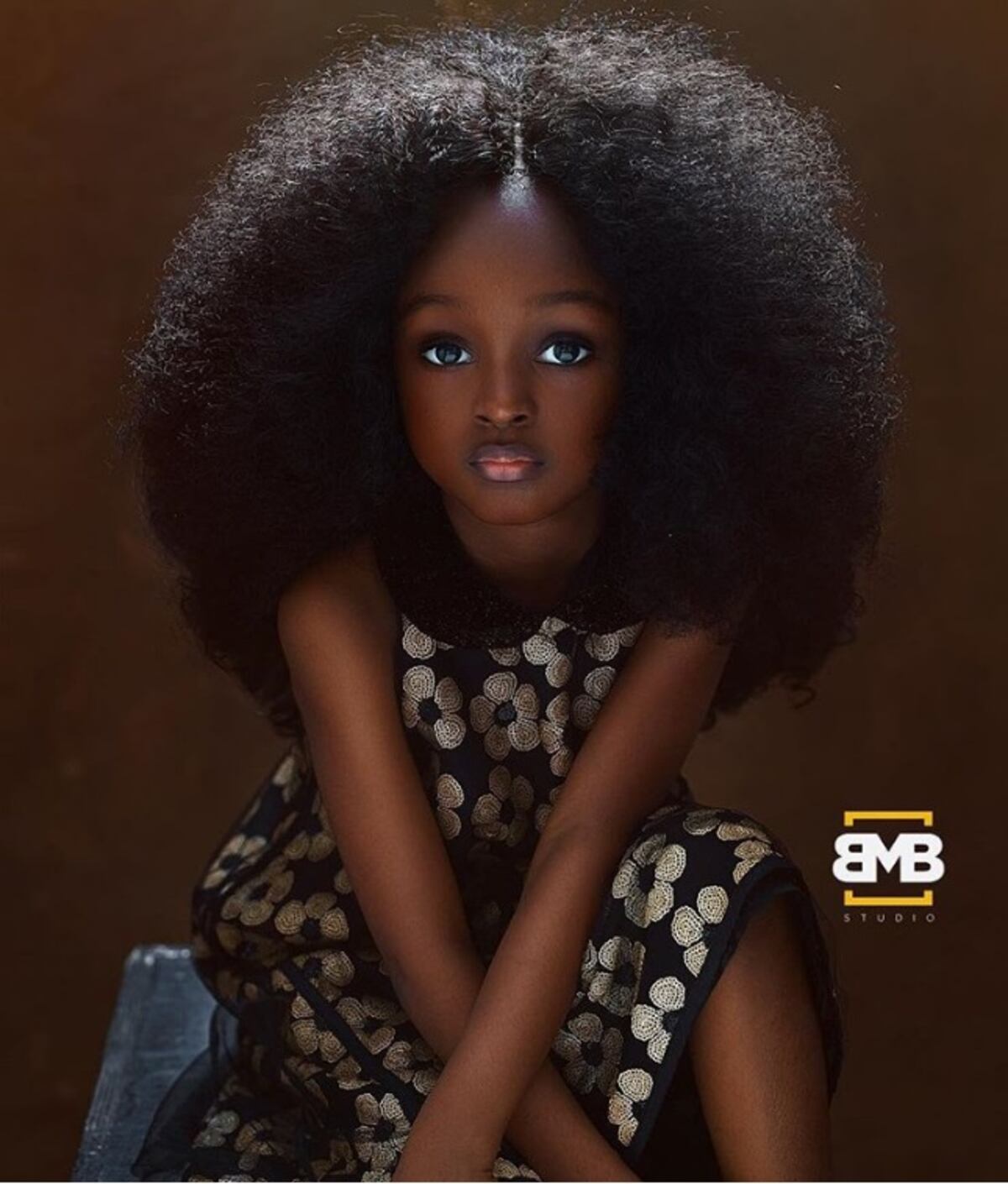 Fotógrafo en Nigeria descubre a la niña más bonita del mundo