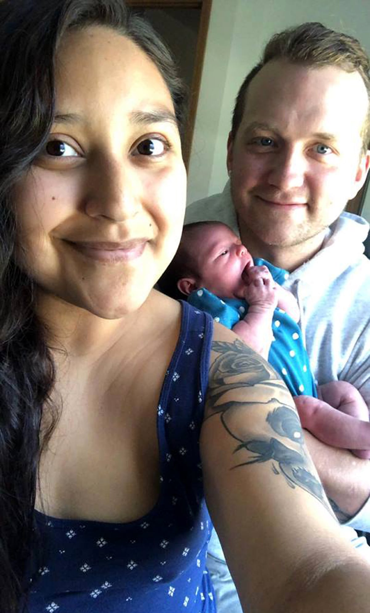 Amamanta a su bebé con un pezón falso y enloquece a las redes