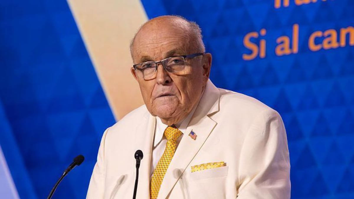 Rudy Giuliani sufre de neumonía y permanece hospitalizado en condición crítica