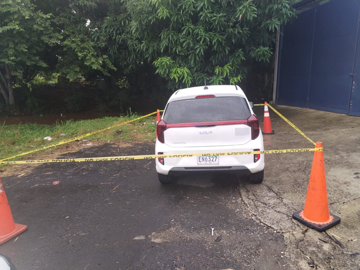 Atraco de 6 mil balboas termina con carro botado y un menor preso