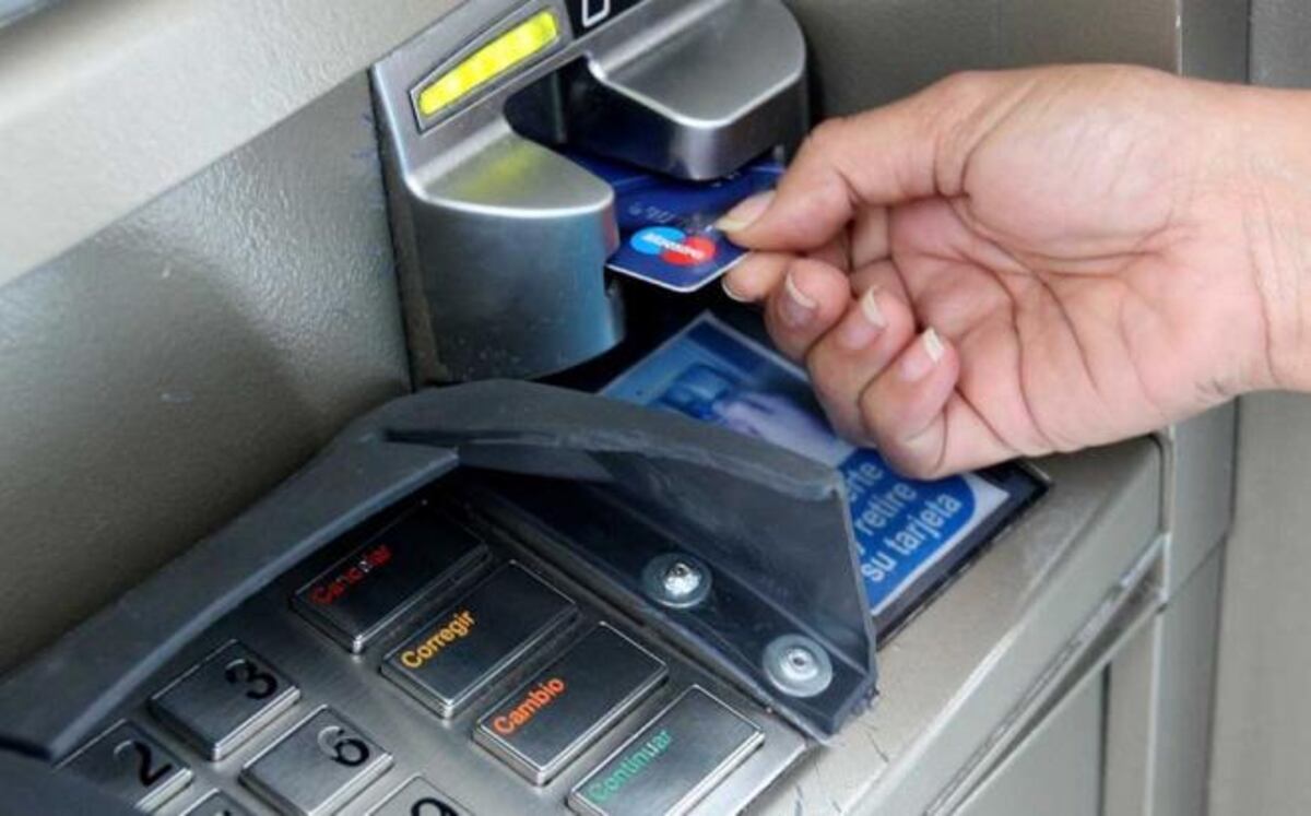 VIDEO|Pillan a sujeto que rompe con una piedra la pantalla de cajero automático