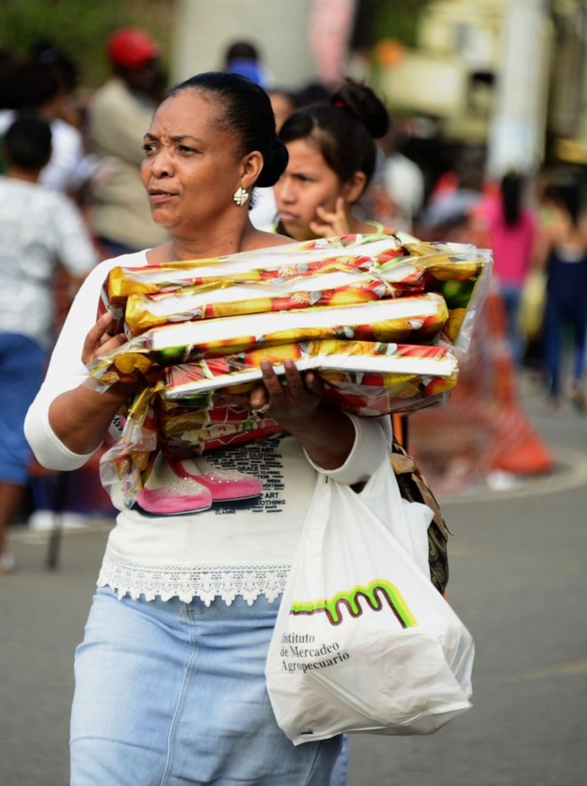 ¡QUÉ POCOTÓN! Venderán 240 mil jamones a 8 dólares en las ‘naviferias’