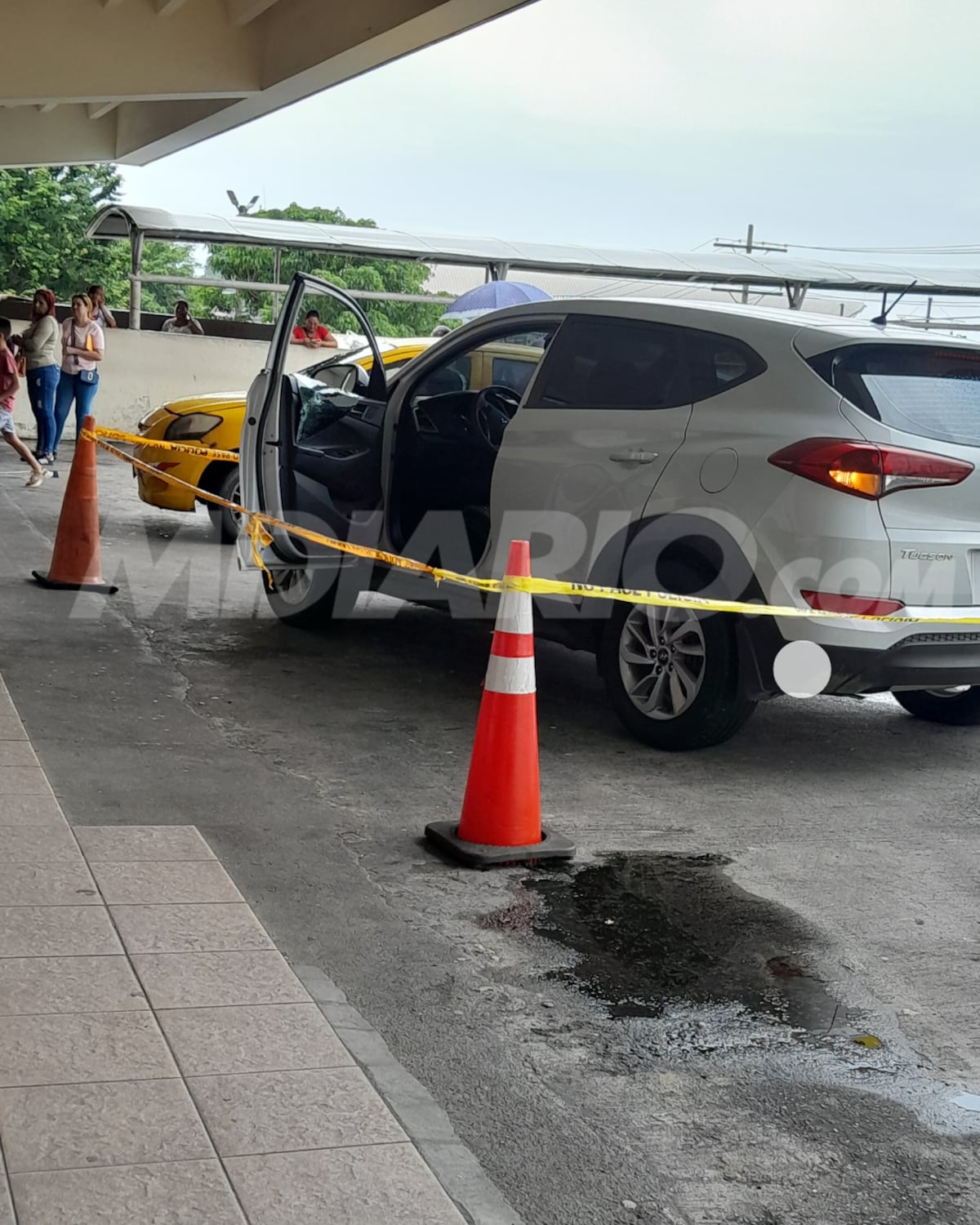 Llegó más muerto que vivo: Joven ‘guapo’ llega a hospital con el estómago lleno de balas y le da la llave de su carro a la doctora