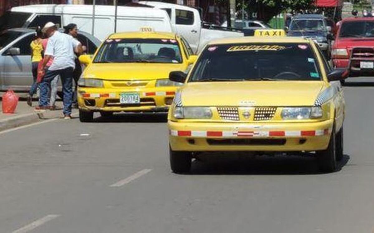 Abre puerta del taxi y agrede a su esposo con el extintor por llevar a pasajera