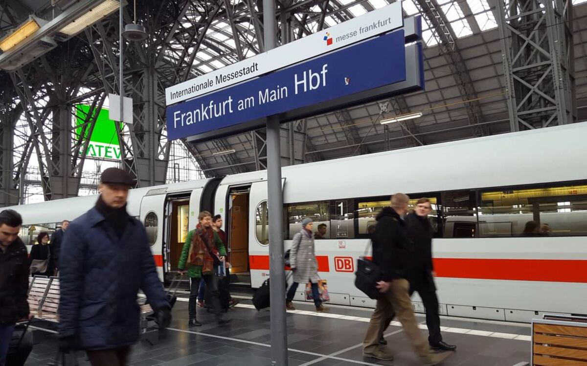 Borracho pasajero amenaza a conductor de tren con un extintor