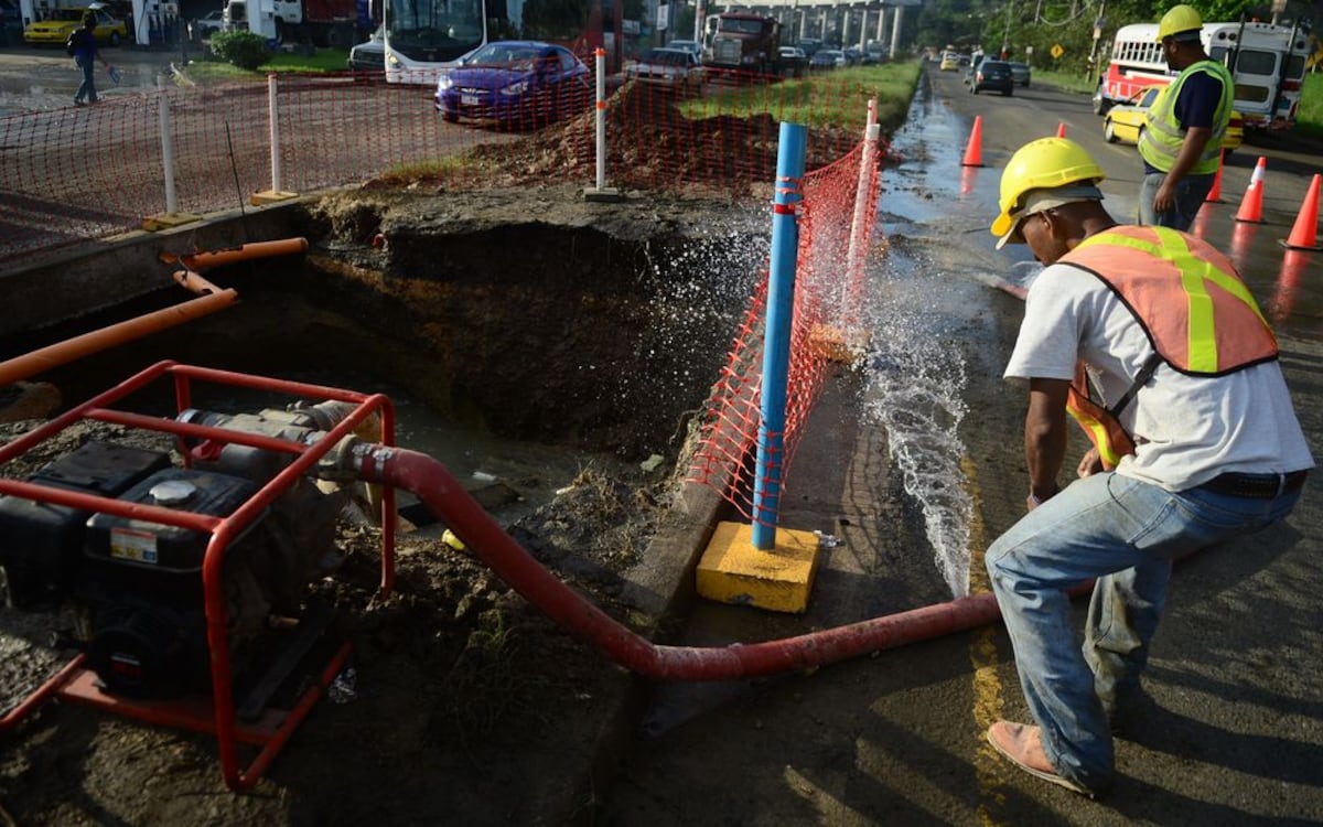 Tubería rota en San Miguelito afecta todo el centro de la ciudad