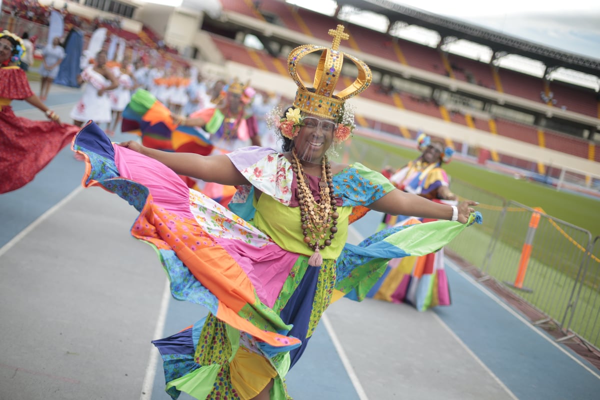 En Avenida Cuba y el Rommel. Bomberos y Bandas Independientes festejan el Bicentenario