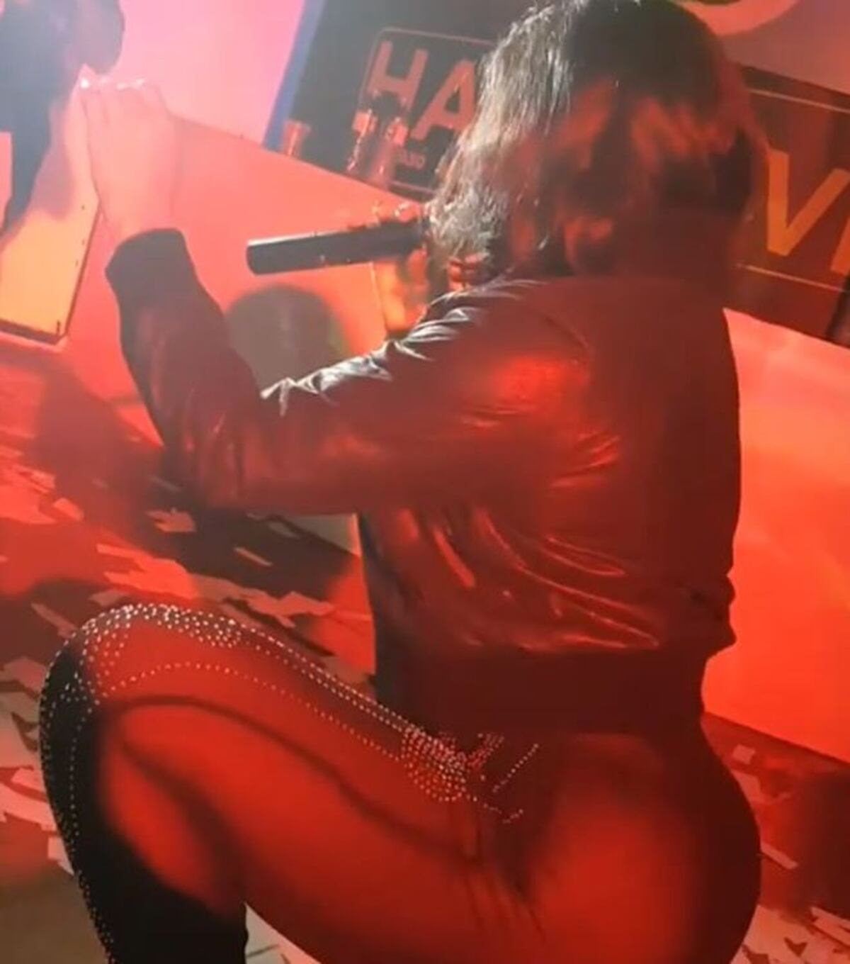  Demphra muestra minitanga y pompis en tarima y se forma la locura| VIDEO