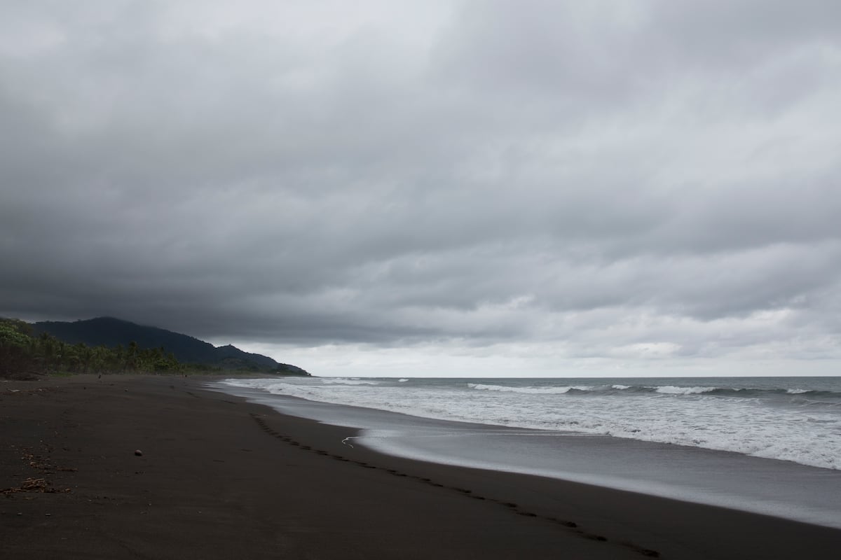 Extranjeras son abusadas íntimamente  mientras acampaban en la playa