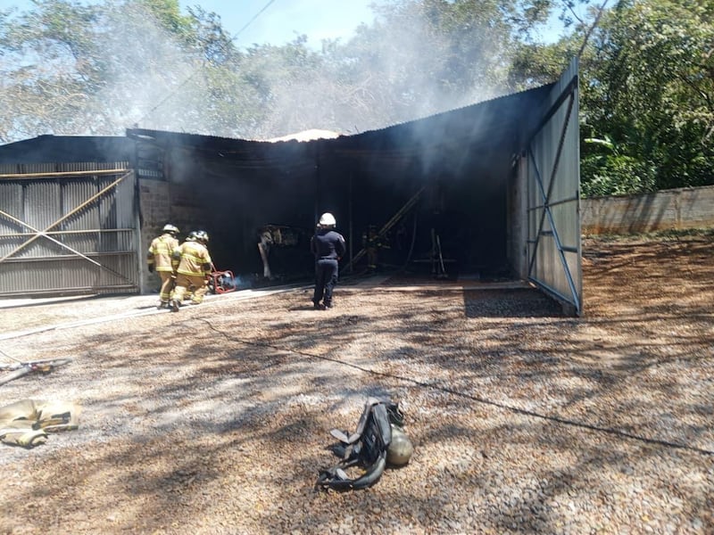 ¡Fuego en Punta Tierra! Bomberos controlan incendio en inmueble con lanchas en llamas