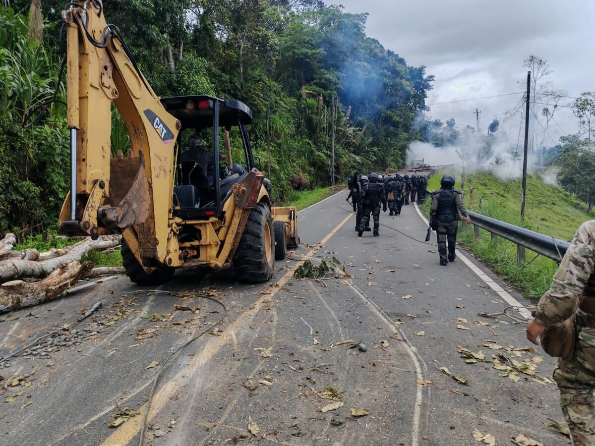 ¡Locura total! Lanzan fuegos artificiales a los helicópteros y tiran clavos en la calle