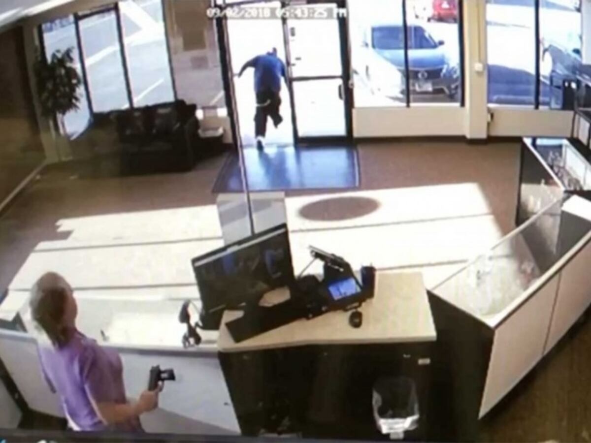 ¿El asalto más torpe del mundo? Se le cae la pistola... y los pantalones| VIDEO