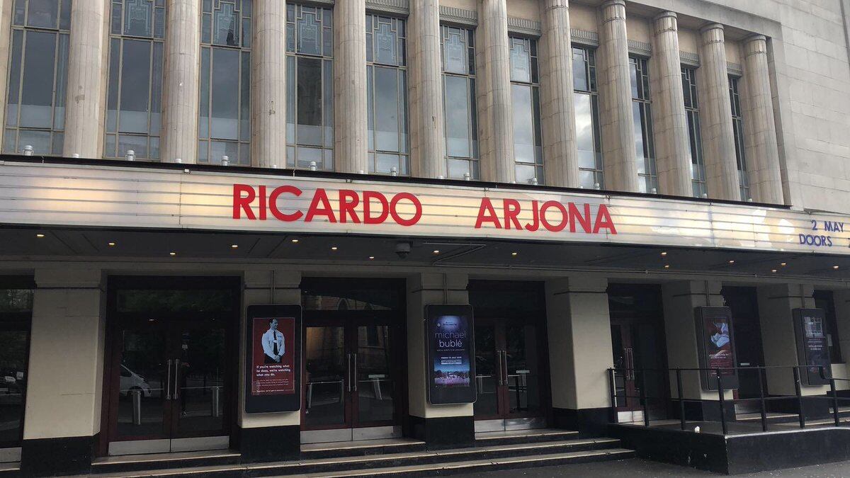 ¡Qué loco! El cantante Ricardo Arjona se lanza de torre en Londres