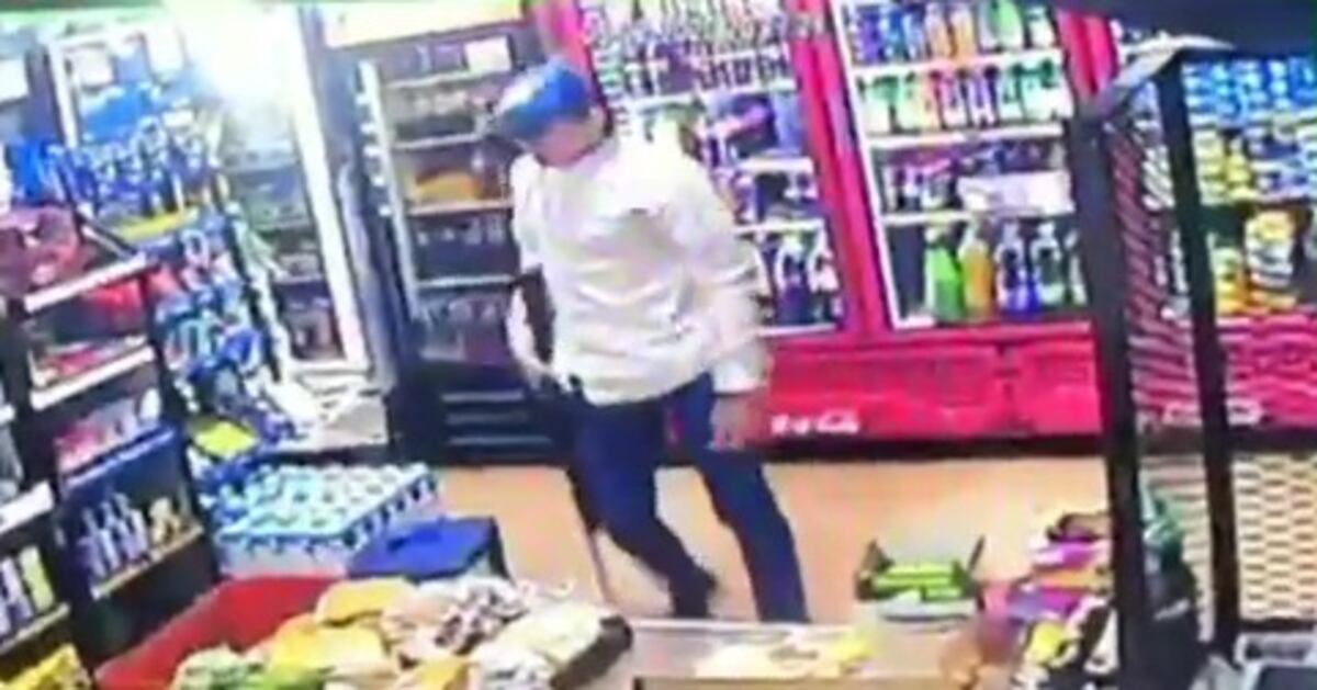 ¡Arriba las manos! Asaltan minisúper en Carrasquilla. Llevaban bolsas reutilizables, pero no era para comprar. Video