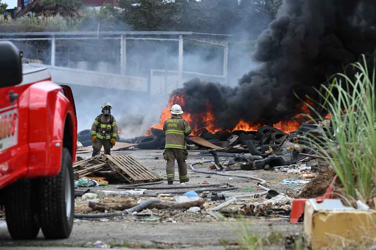 Incendio en vertedero ilegal de llantas en Pueblo Nuevo sacude a la capital