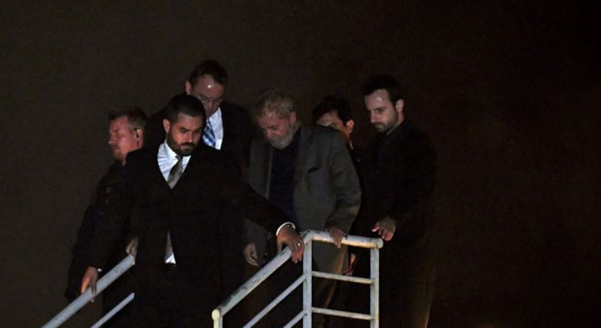 El expresidente brasileño Lula Da Silva se entregó y ya está tras las rejas