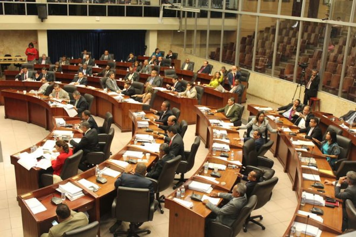 ¡AY, MADRE! Prohibirán que diputadas usen minis y escotes